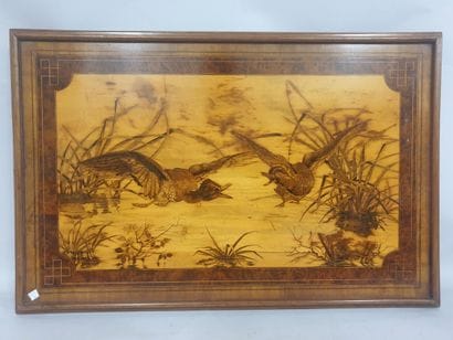 Plateau en bois à décor marqueté et pyrogravé...
