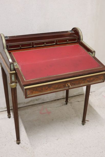 Bureau de dame à cylindre de style Louis...