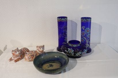 Lot avec garniture en verre bleu à décor...