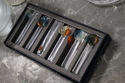 Lot de verrerie : un vase de style Empire,...