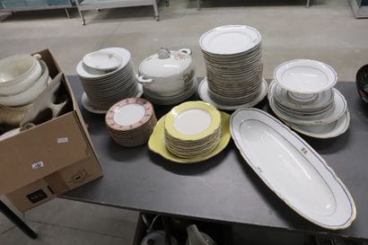 Dans 3 cartons, important lot de porcelaine...