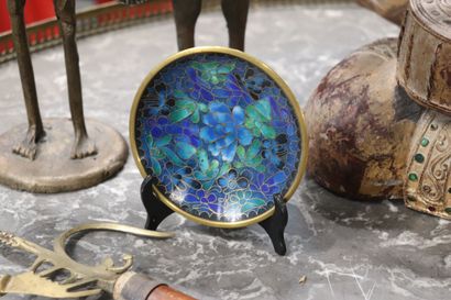 Lot de souvenirs de voyage : joueur de tambour...
