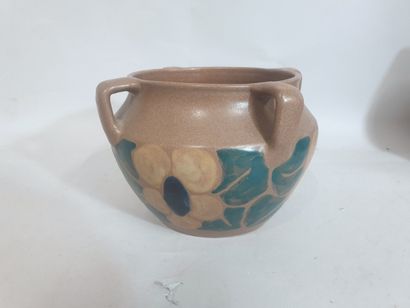Un pot en faience à décor floral vers 1900...