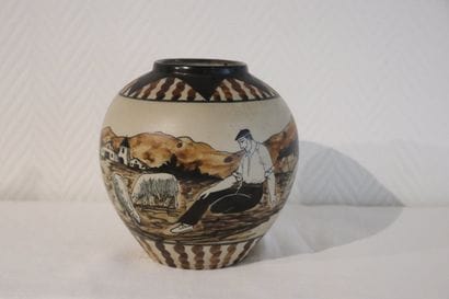Ciboure, vase faience décor berger basque,...