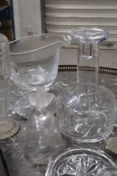 Lot de verrerie : un vase de style Empire,...