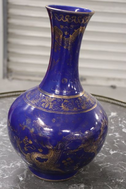 CHINE vase en céramique émaillée bleue à...