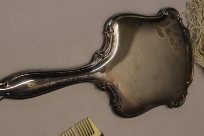 Nécessaire de toilette comprenant : un vaporisateur,...