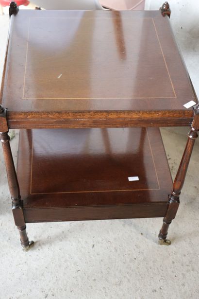 Lot de quatre petits meubles : une table...