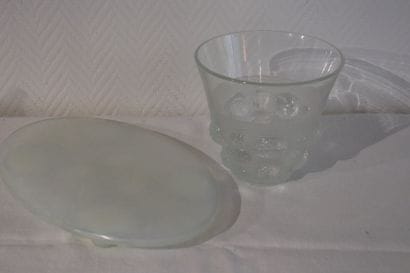 VERLYS un dessous de plat et un vase à décor...