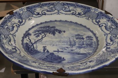 DELFT grand plat en faïence émaillée à décor...