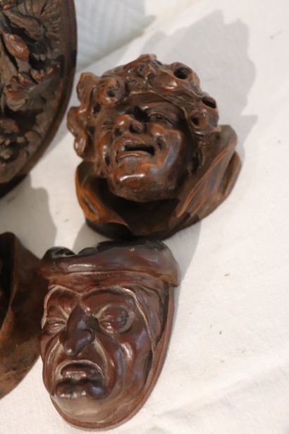 Cadre ovale en bois sculpté de fleurs et...