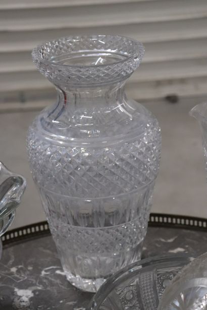 Important lot de verrerie : un vase et un...