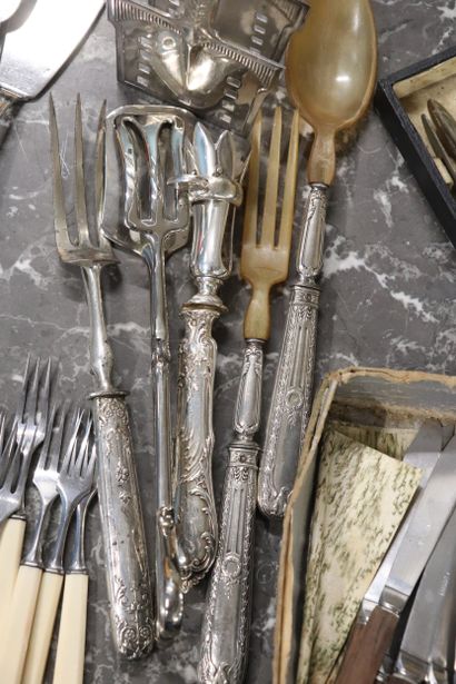 Lot de couverts à découper et couverts de...