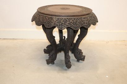 Guéridon rond bas à six pieds en bois dur...