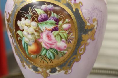 Paire de vases balustre sur piedouche, en...