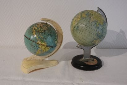 Globe terrestre Mappemonde deux en tole allemande...