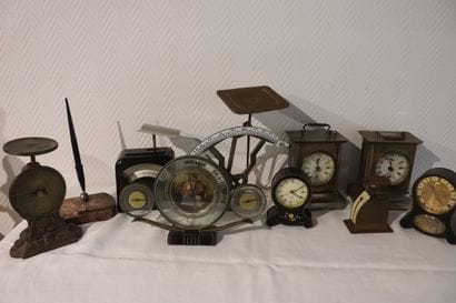 Lot de pendulettes années 50, pèses lettres,...