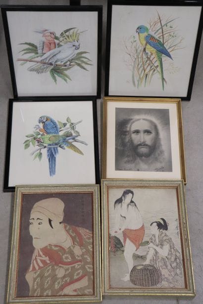Lot de six encadrements : trois peintures...