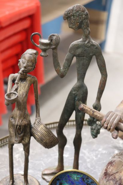 Lot de souvenirs de voyage : joueur de tambour...