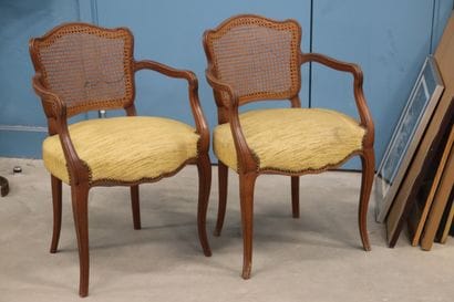 Paire de fauteuils de style Louis XV en bois...