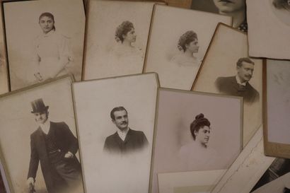 Lot de photos anciennes et un lot de tim...