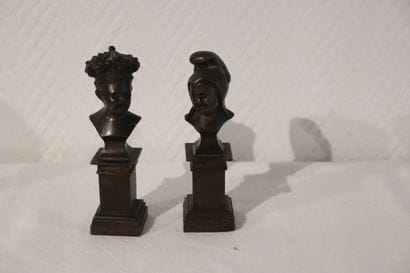 paire de cachets en bronze enfants au bonnet...