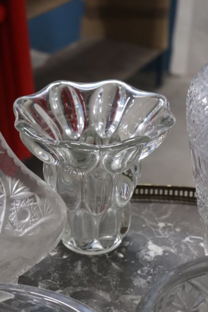 Important lot de verrerie : un vase et un...