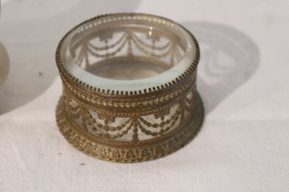 Trois petites boites verres et monture métal...
