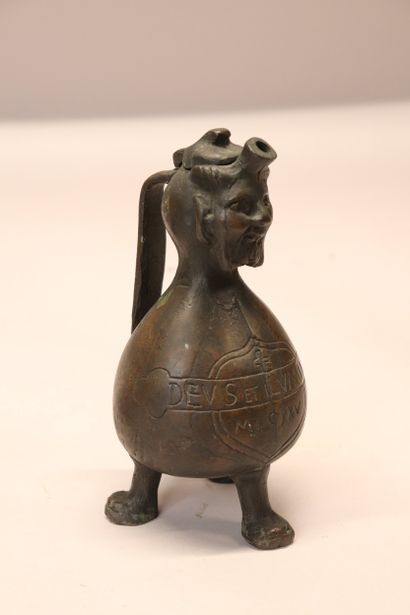Aquamanile en bronze patiné de forme balustre,...