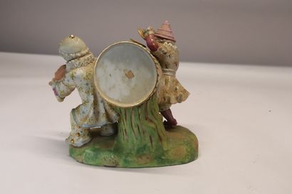 Groupe en porcelaine polychrome formant vase...