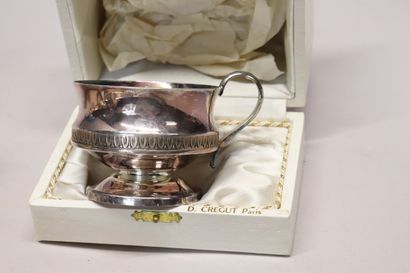 Lot de métal argenté : une tasse de style...