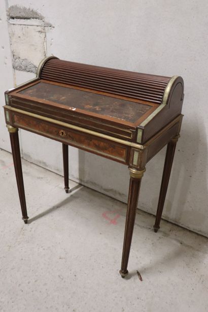 Bureau de dame à cylindre de style Louis...