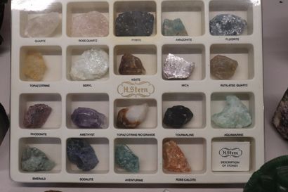 Collection de minéraux : un coffret d'échantillons...