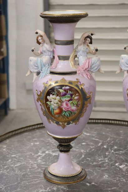 Paire de vases balustre sur piedouche, en...