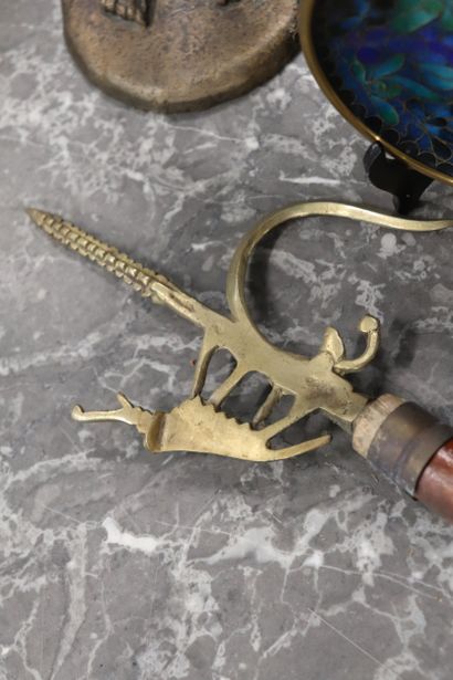 Lot de souvenirs de voyage : joueur de tambour...