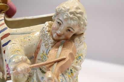 Groupe en porcelaine polychrome formant vase...