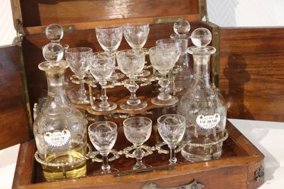 Cave à liqueur moderne en bois et clous de...