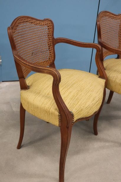 Paire de fauteuils de style Louis XV en bois...