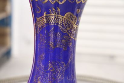 CHINE vase en céramique émaillée bleue à...