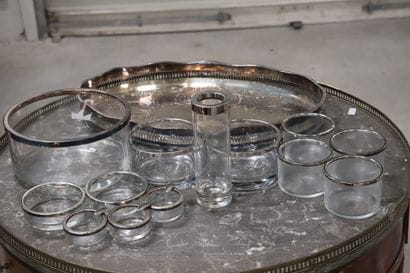 Lot de coupes, saladier et cendriers en verre...