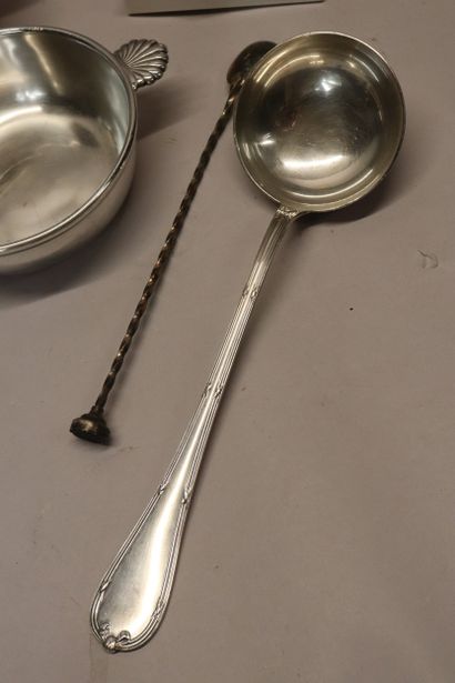Lot de métal argenté : une tasse de style...