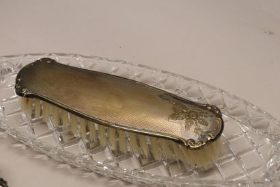 Nécessaire de toilette comprenant : un vaporisateur,...