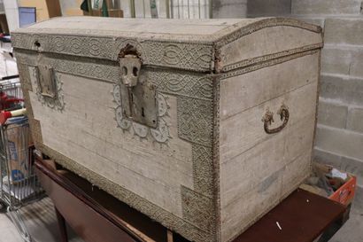 Malle en bois et renforts métalliques, XVIIIème,...