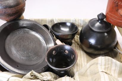 Lot de céramiques diverses, artisanat africain,...