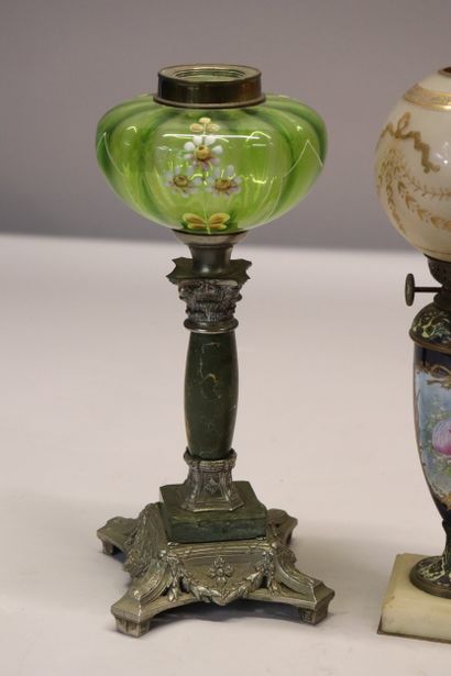 Lampe à pétrole Napoléon III en verre vert...