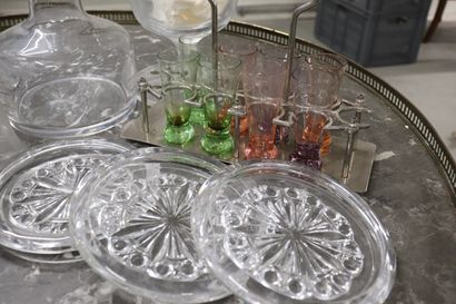 Lot de verrerie : un vase de style Empire,...