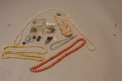 Lot de bijoux fantaisie : médailles , pendentifs,...