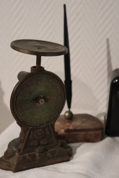 Lot de pendulettes années 50, pèses lettres,...