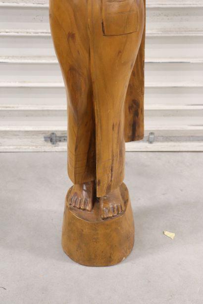 Grand sujet en bois dur sculpté représentant...