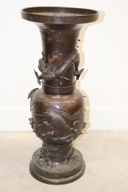 Important vase dans le goût du Japon, en...